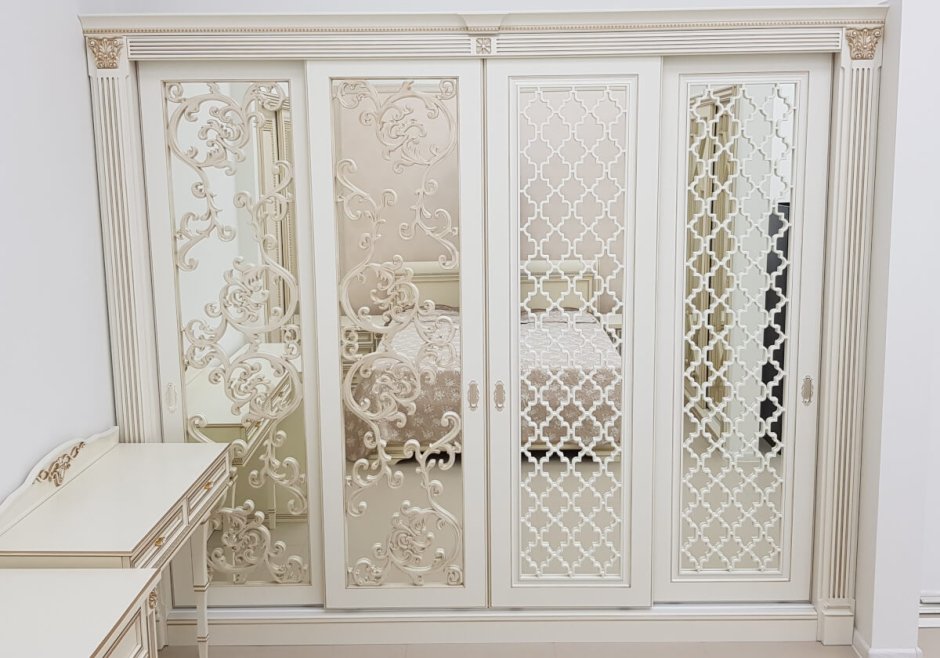 Встроенный распашной глянцевый белый шкаф