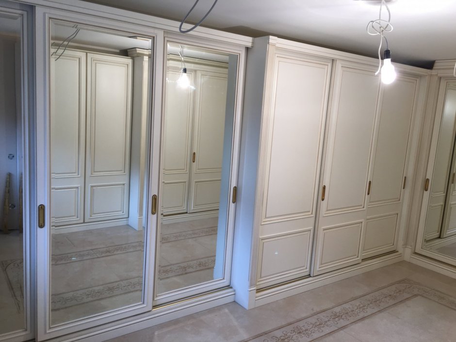 Шкаф распашной с интегрированными ручками