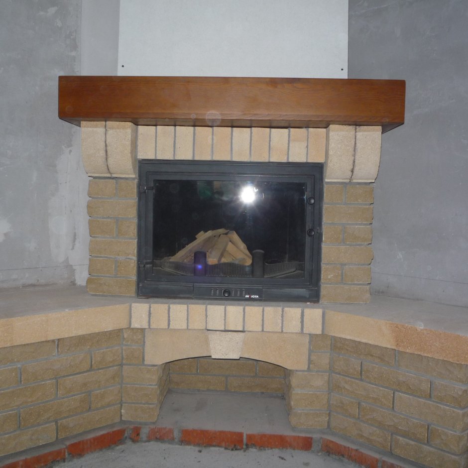 Угловой камин в беседке