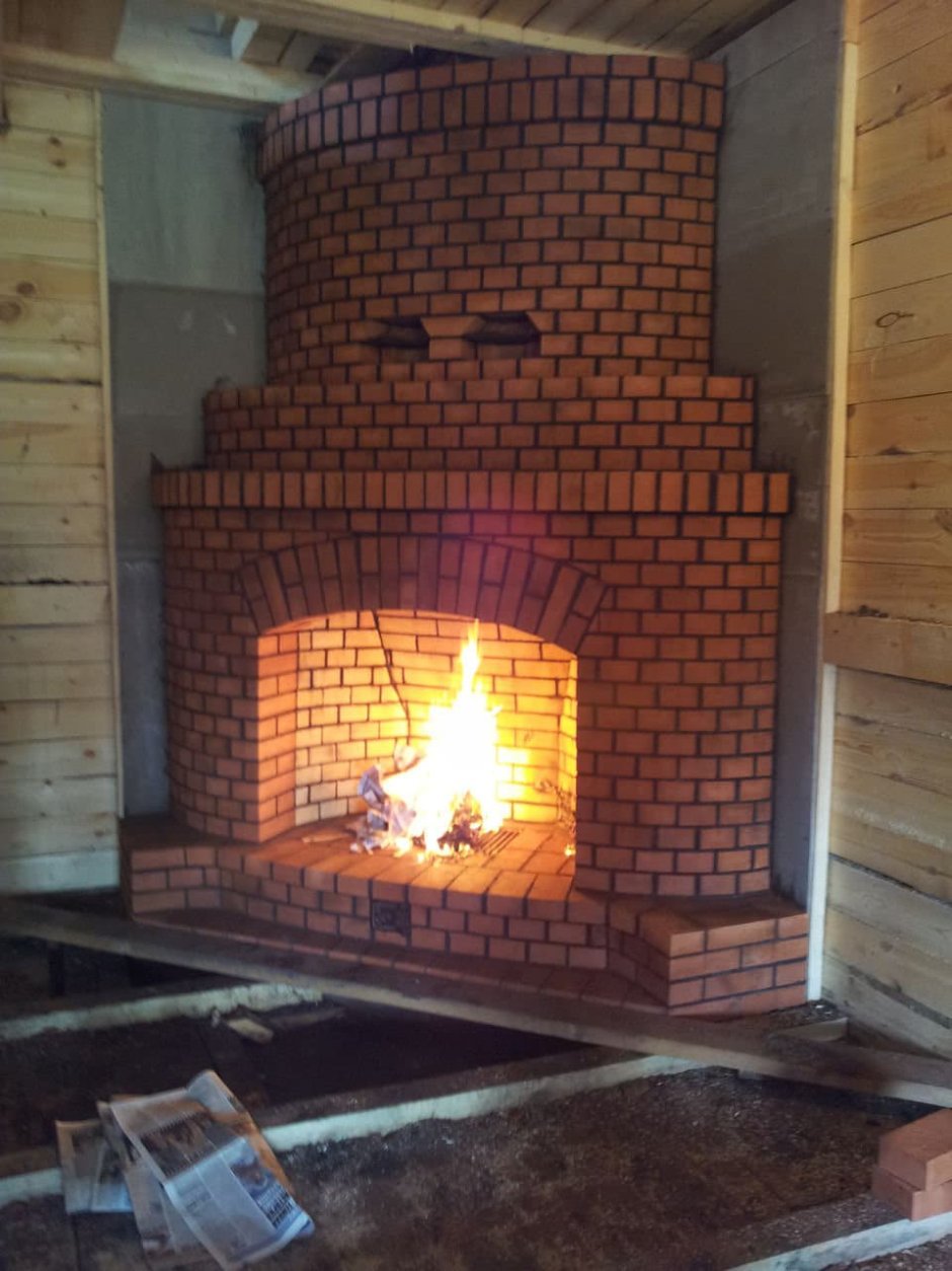 Угловой камин из кирпича