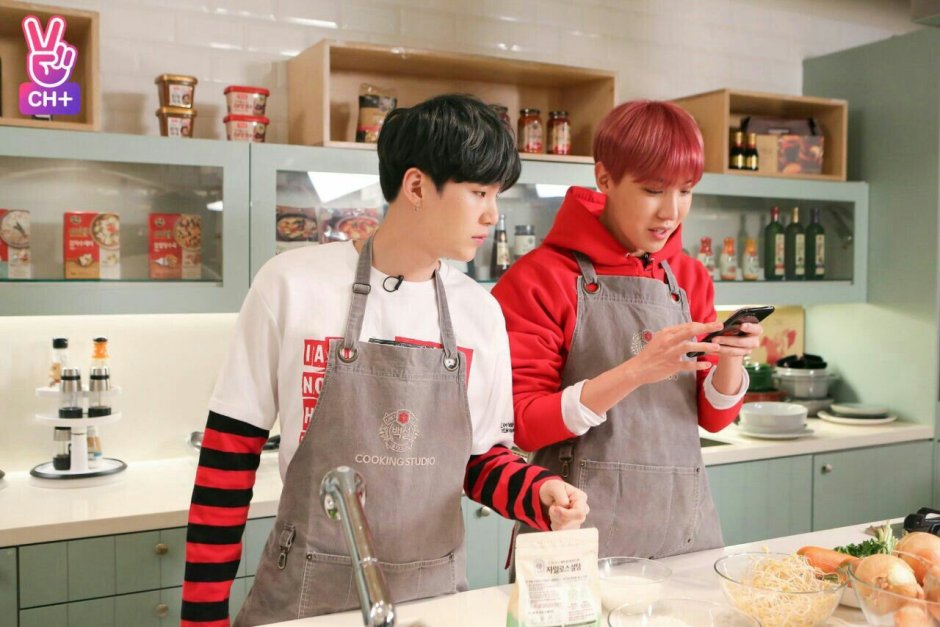 Пак Чимин официант