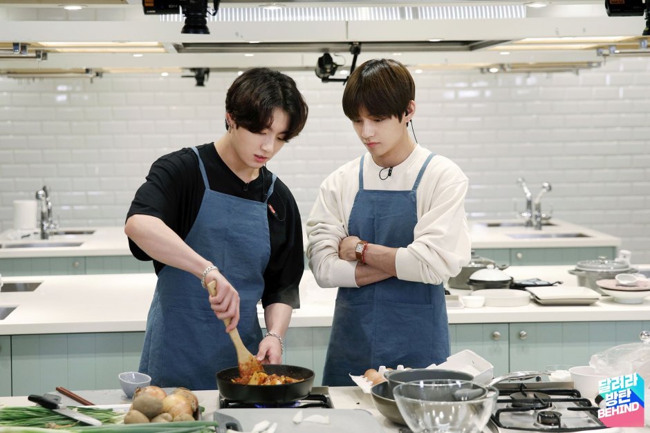 Джин БТС кушает