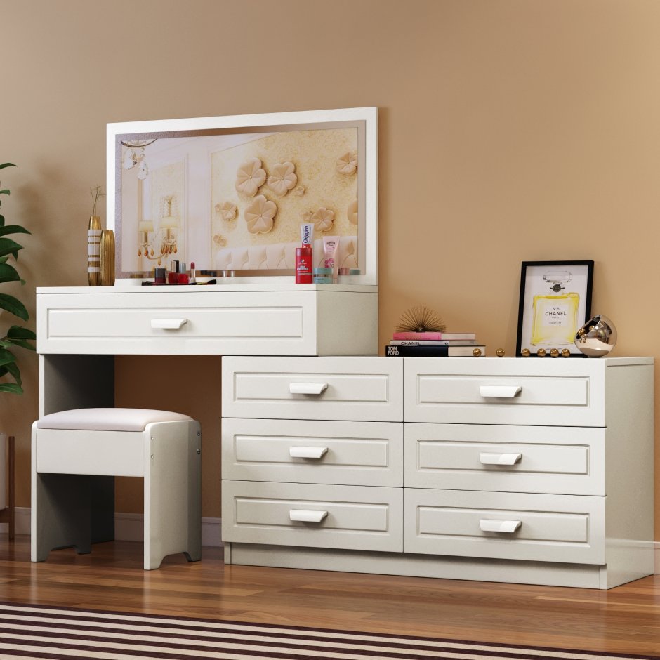 Туалетный столик у окна