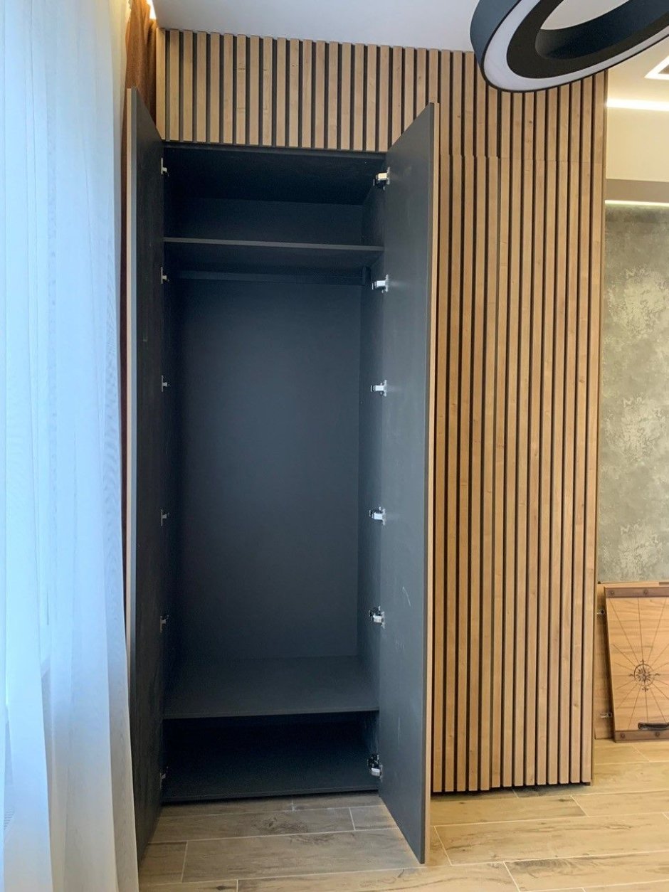 Дверь с рейками