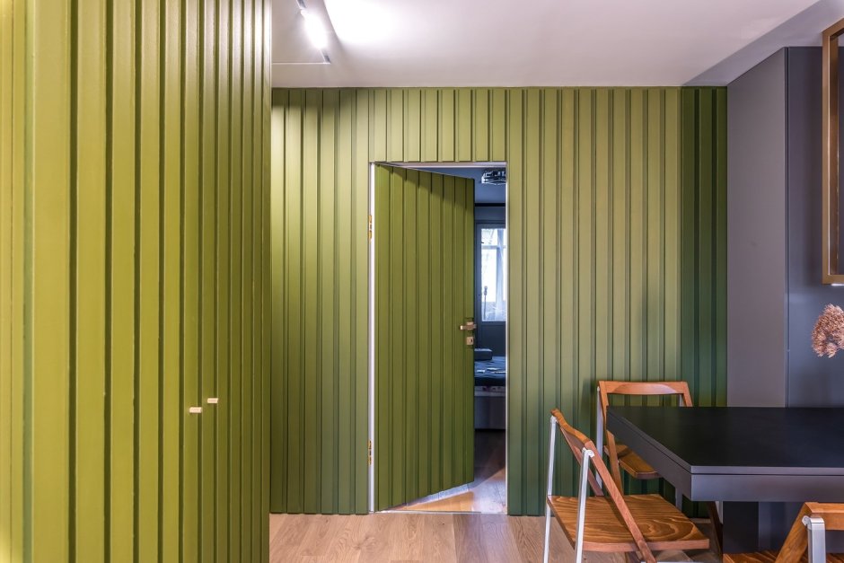 Дверь с рейками