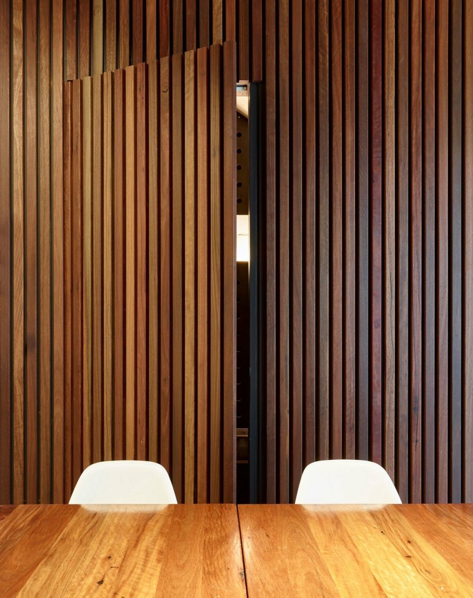 Скрытая дверь с рейками