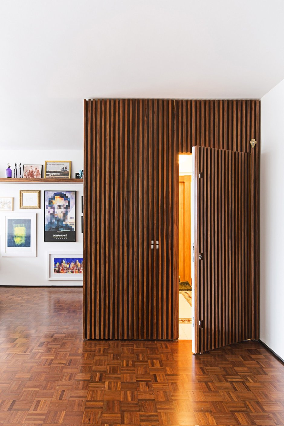 Дверь с рейками