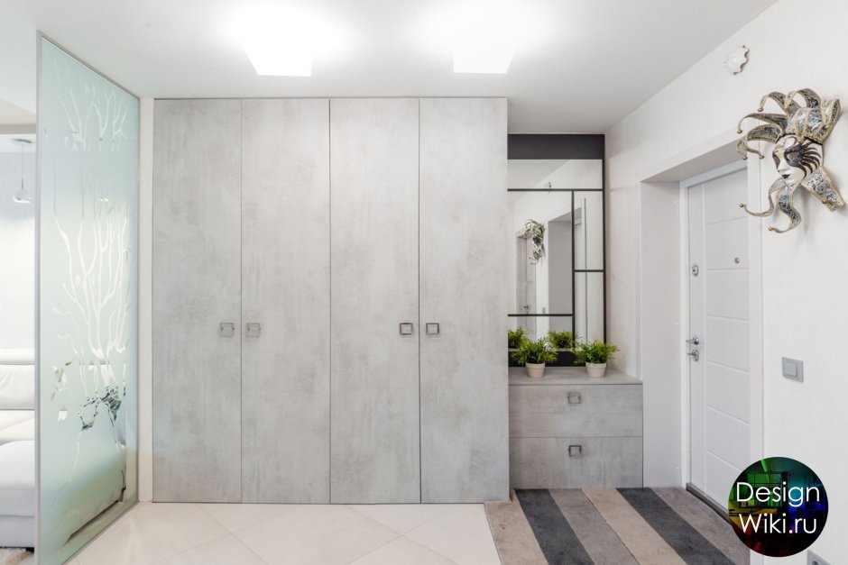 Светло серый шкаф в прихожую