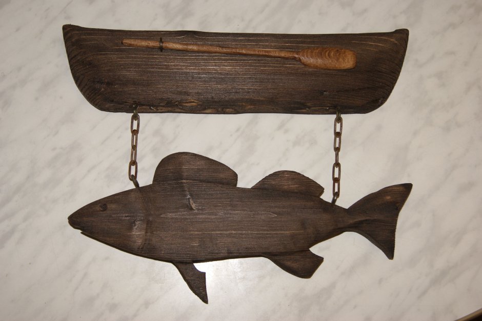 Резная рыбка из дерева