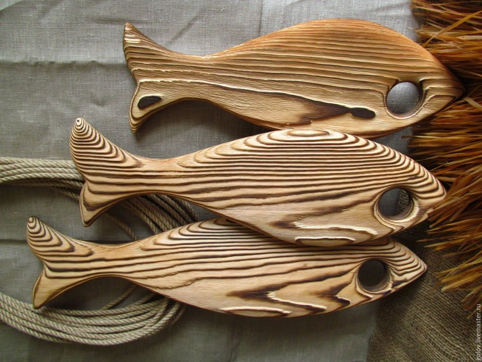Вешалка рыба из дерева