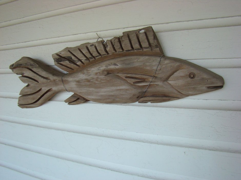 Деревянные рыбы в интерьере
