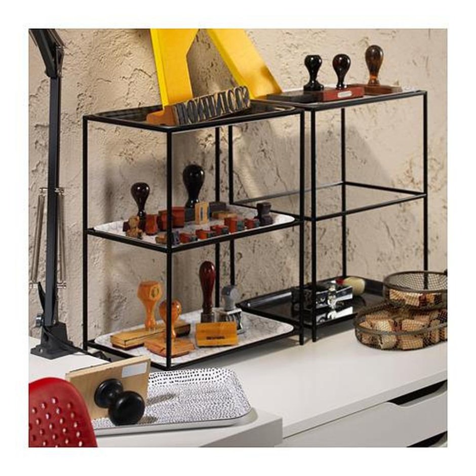 Полки из дерева над столом