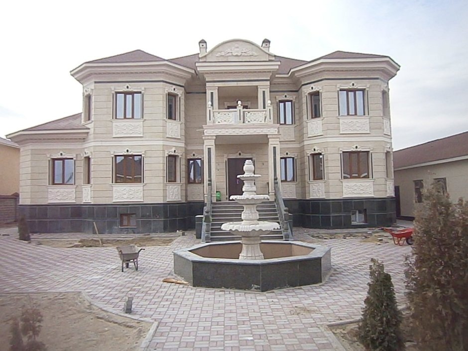 Дом из белого камня