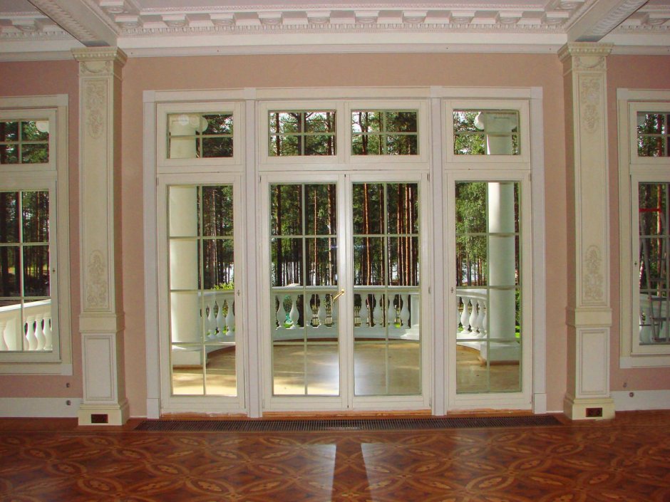 Распашные двери межкомнатные двустворчатые с фрамугой