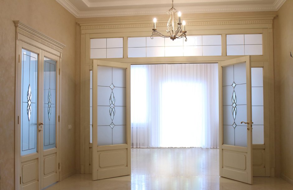 Французские двери с фрамугой арка