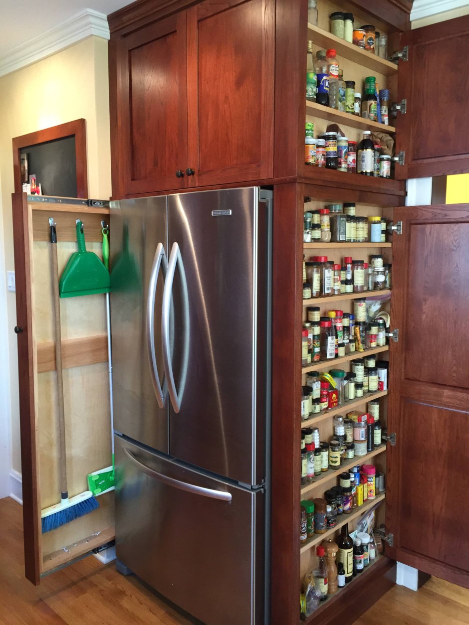 Выдвижной шкаф за холодильником