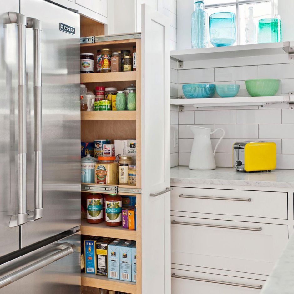 Выдвижной шкаф за холодильником