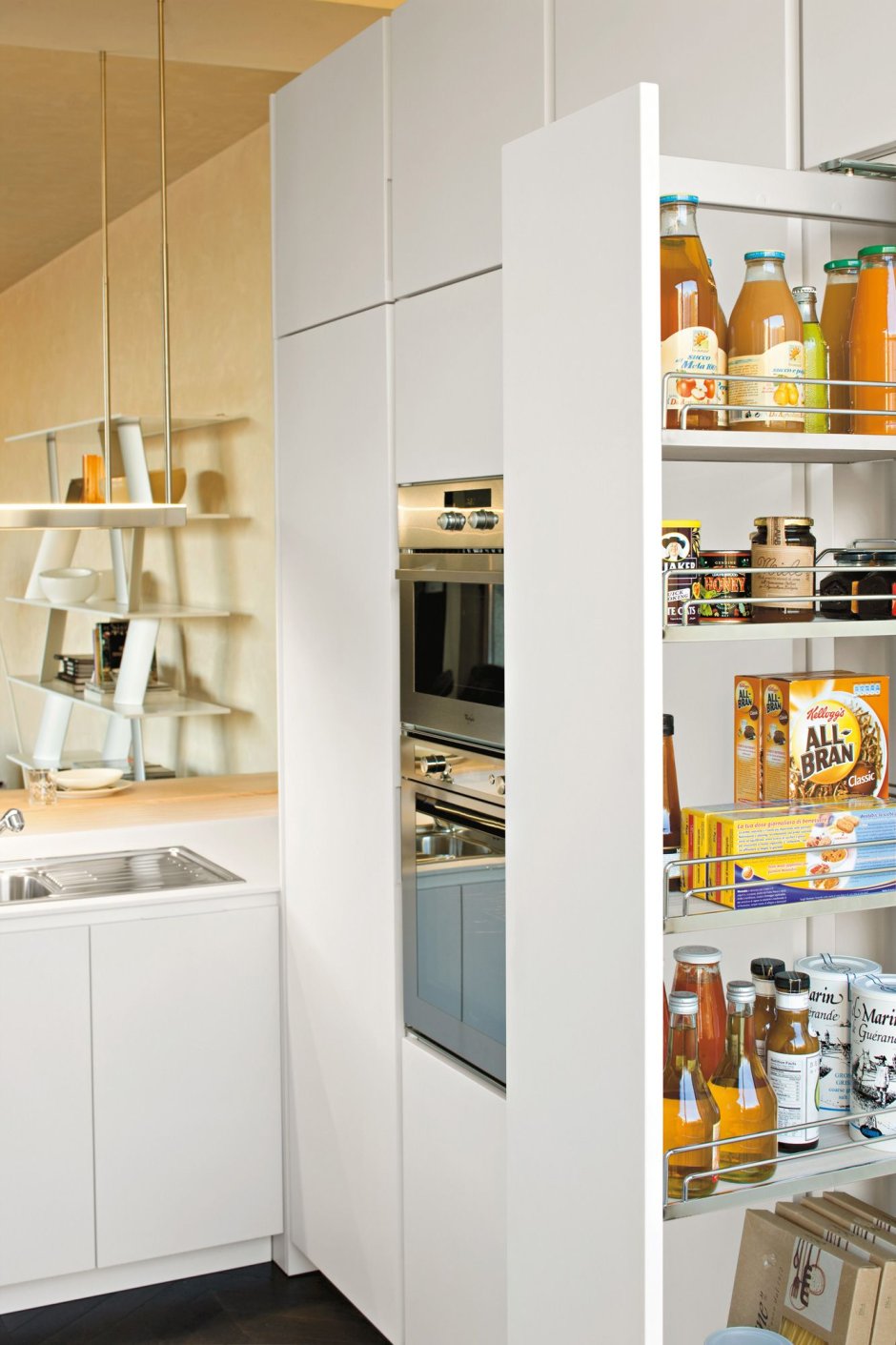 Шкаф возле холодильника выдвижной