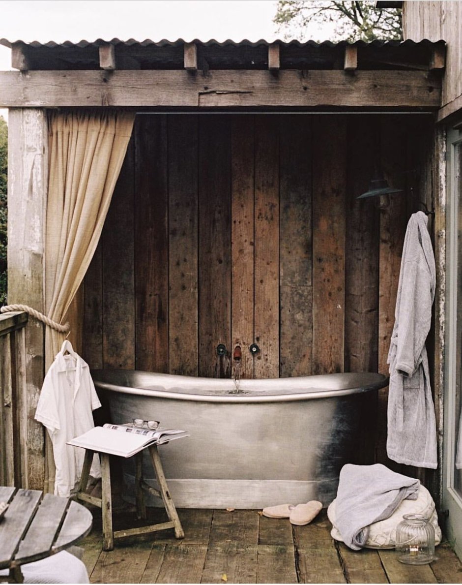 Душ в деревенском стиле