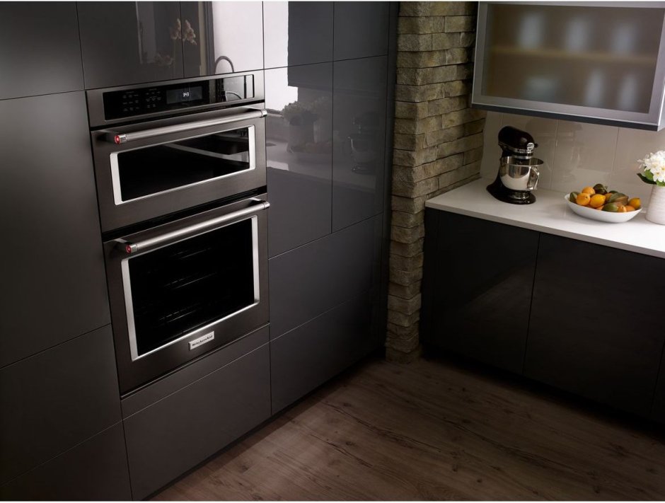 Встраиваемая микроволновая печь и духовой шкаф серого цвета