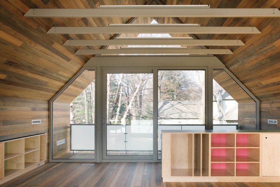 Мансарда с большими окнами