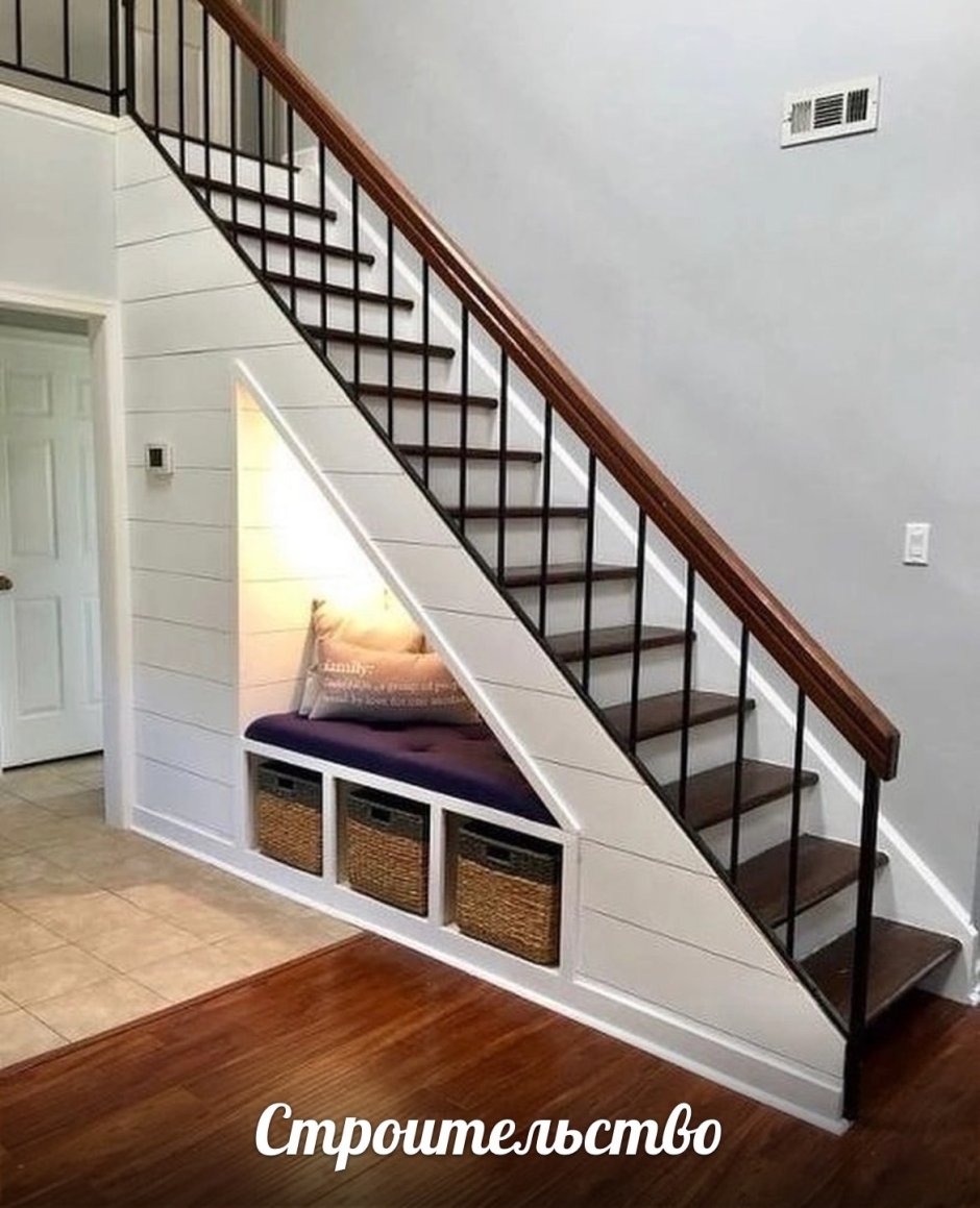 Дверь под лестницей