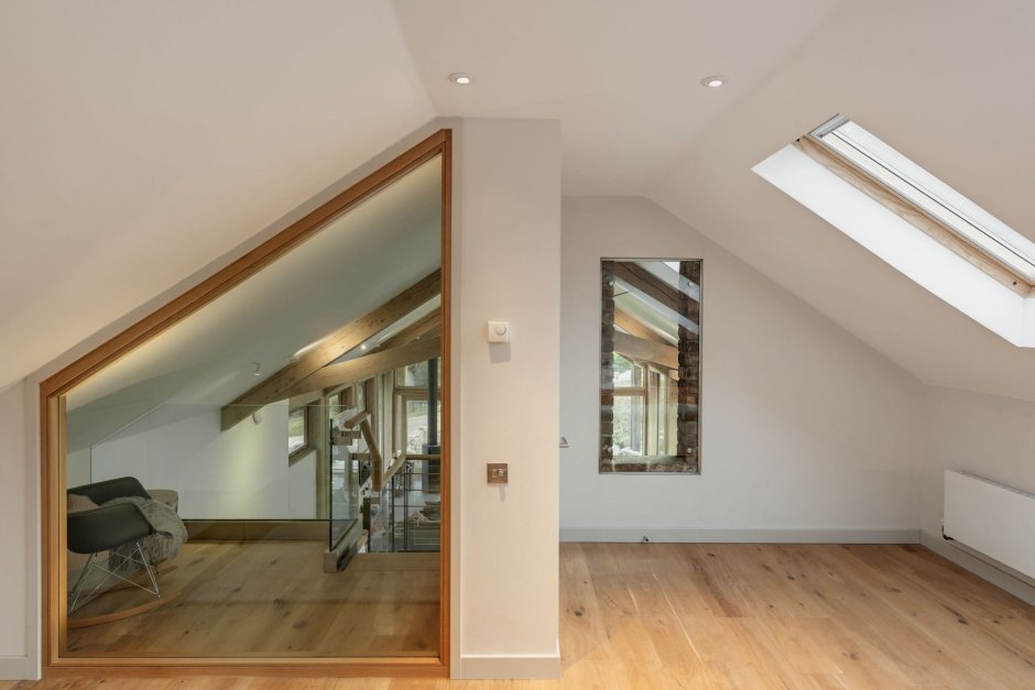 Скрытая дверь на мансарде