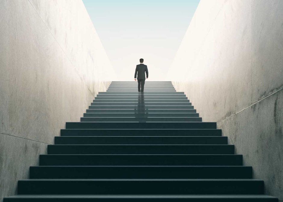 Человек на ступеньках