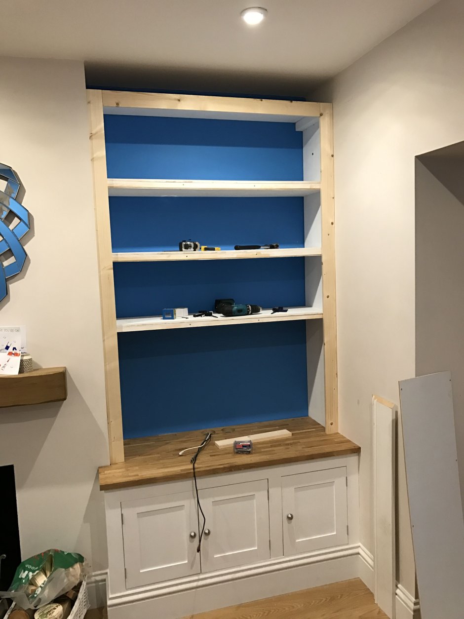 Стеллаж в оконном проеме