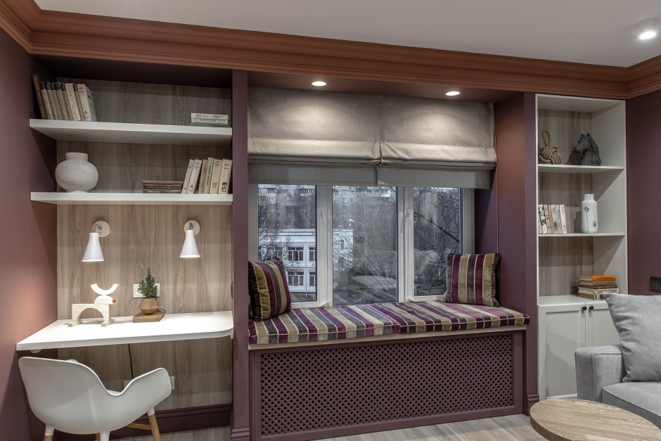 Встроенный диван в нишу у окна