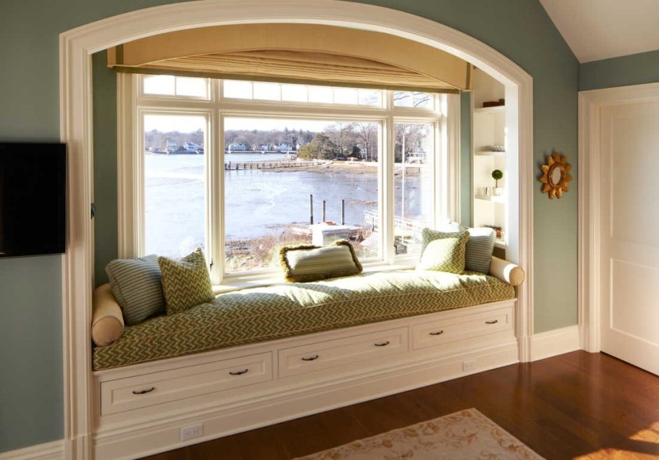 Кровать у окна