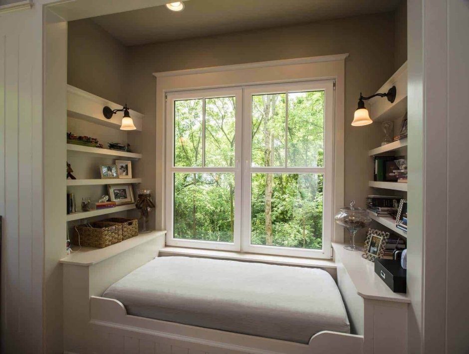 Кровать у окна