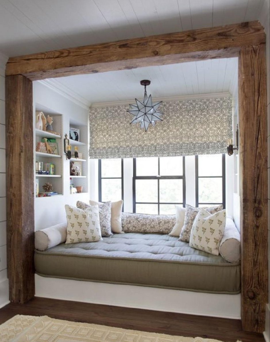 Кровать у окна