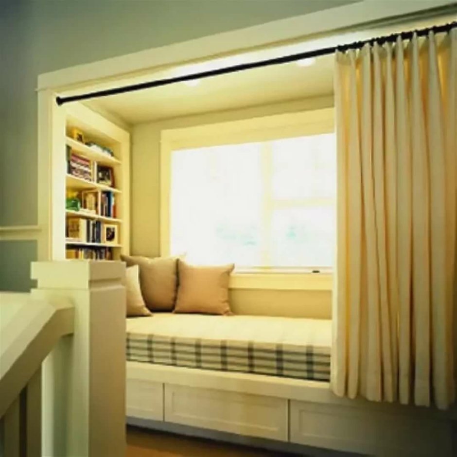 Кровать в нише у окна