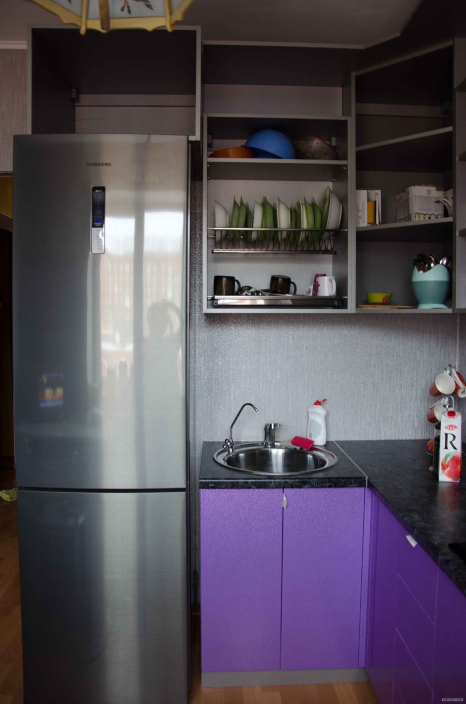 Холодильник у окна в маленькой кухне в 5кв м