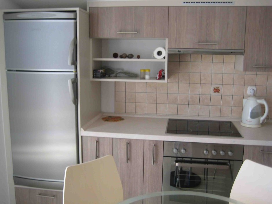 Расположение холодильника на кухне на большой