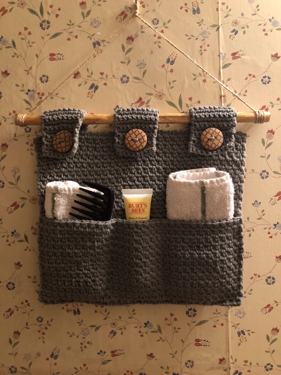 Вязаный органайзер на стену
