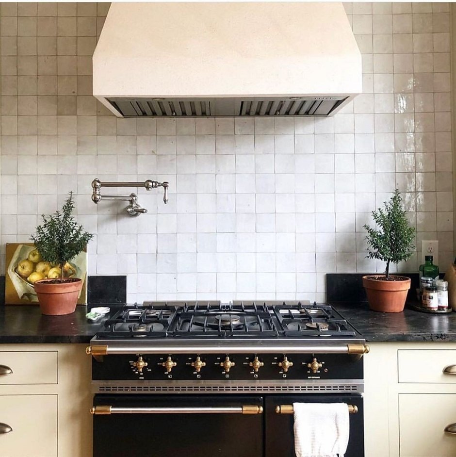 Чем обклеить стену возле газовой плиты