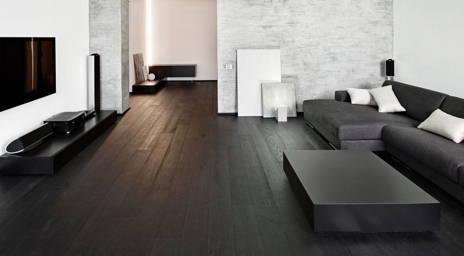 Черный ламинат в зал