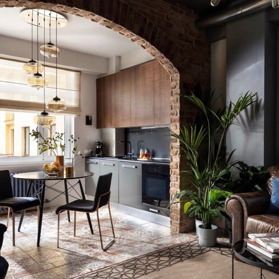 Большие арки между кухней и гостиной