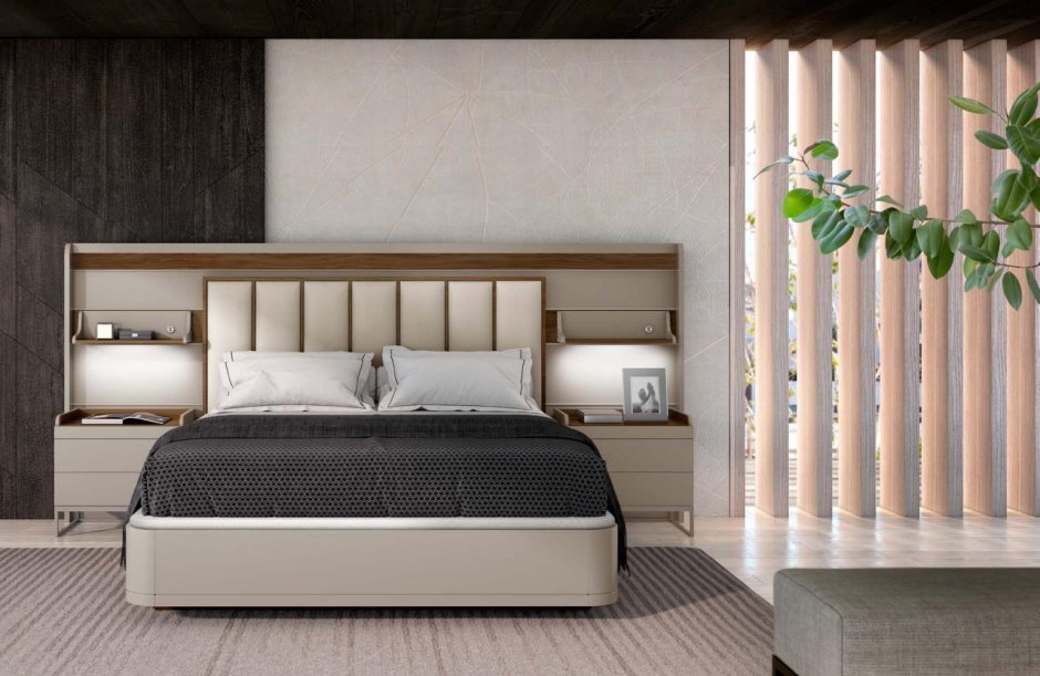 Кровать с широким изголовьем