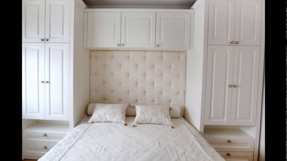 Кровать между шкафами