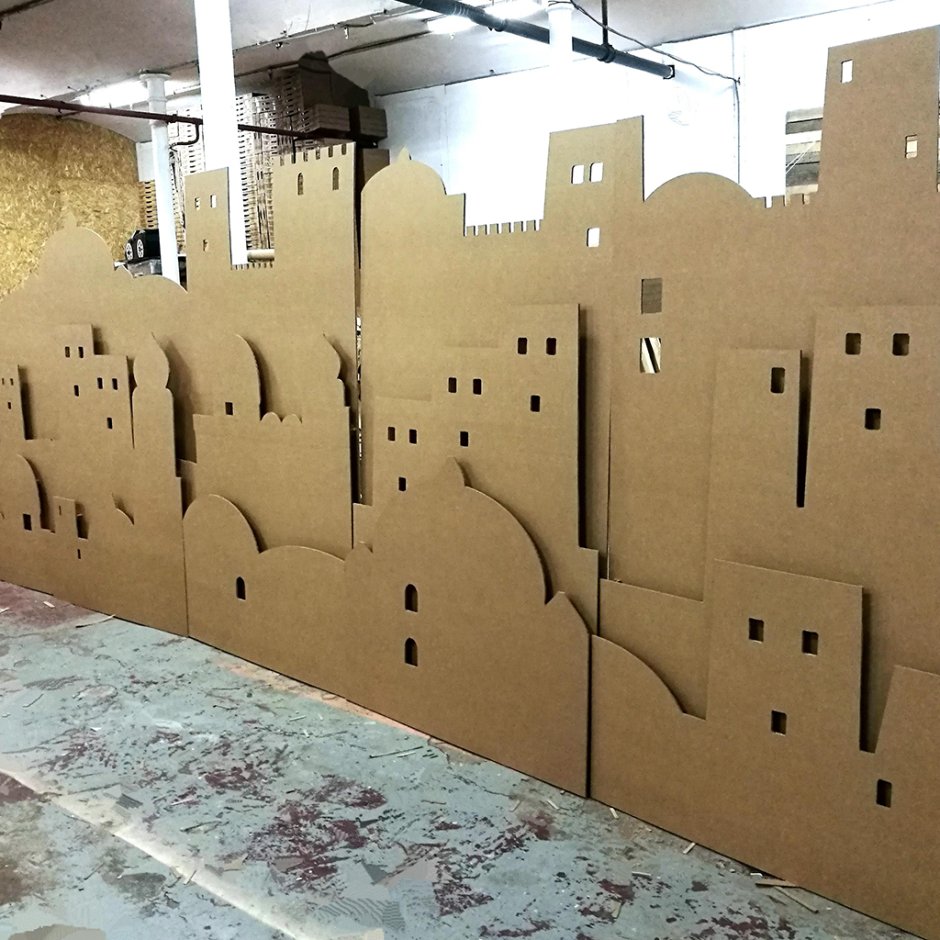 Декорации из картона