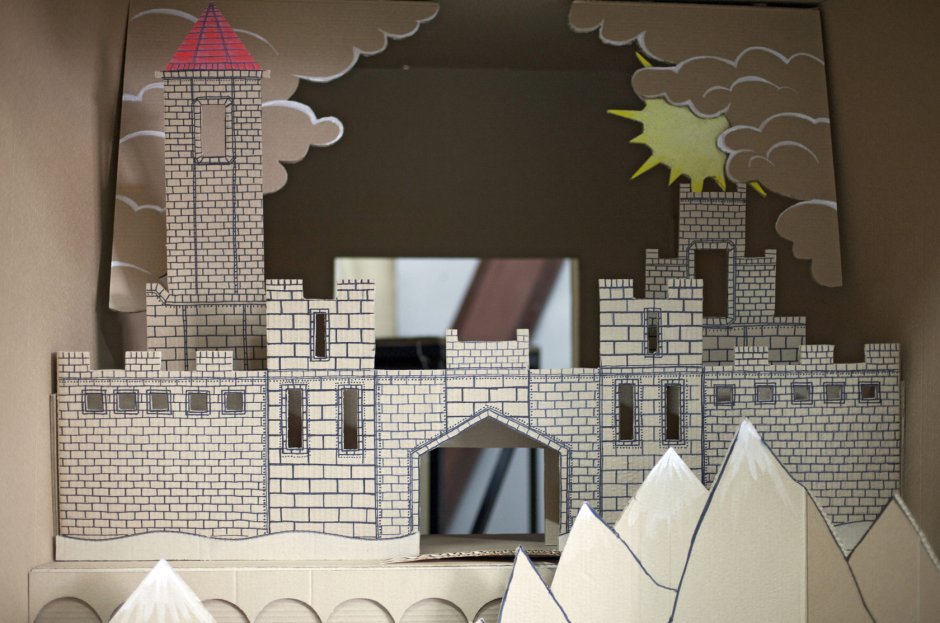 Декорации из картона