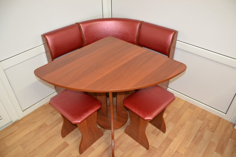 Угловой обеденный стол для маленькой кухни