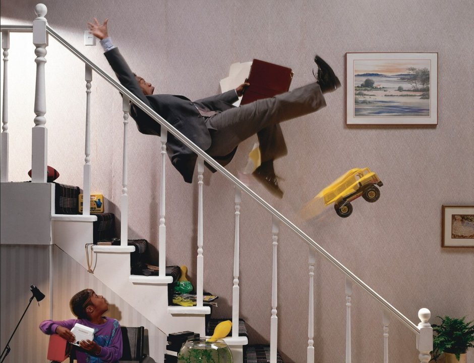 Падает с лестницы