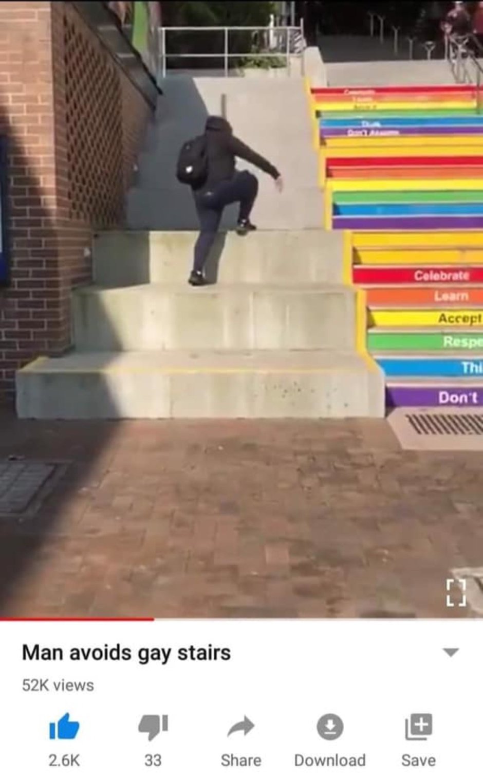 Девушка на перилах