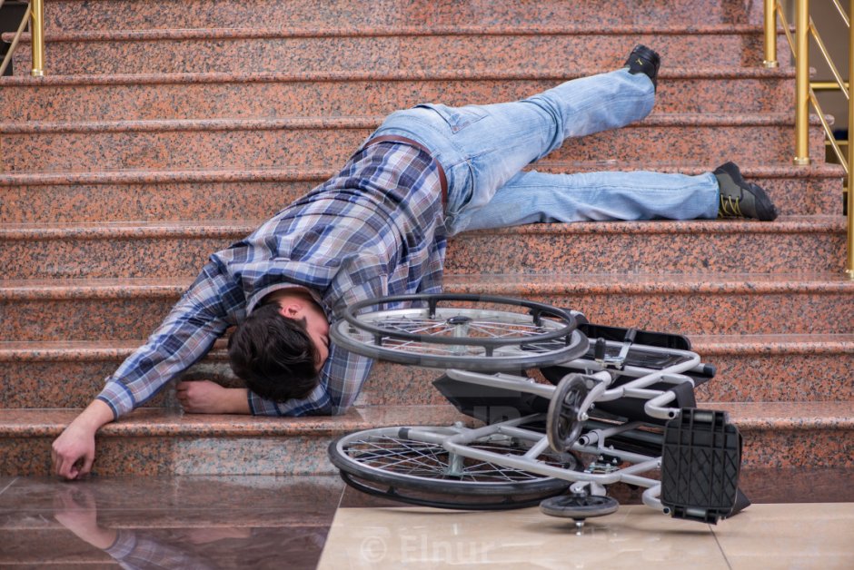 Сломанная лестница в подъезде