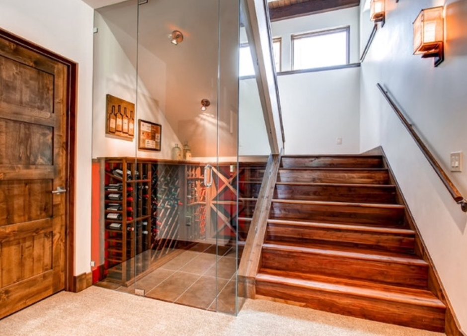 Лестница с кладовой