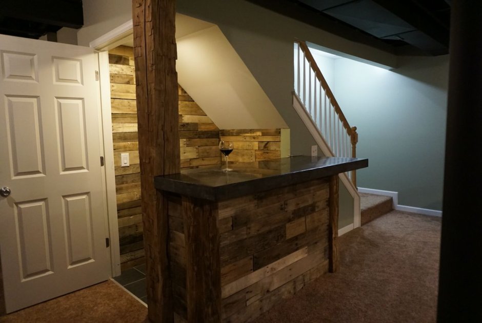 Дверь в цокольный этаж в частном доме